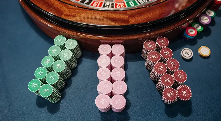Jetons de roulette colorés alignés sur une table de casino